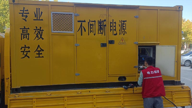 桥西柴油发电机组和UPS电源配合使用时，如何避免切换过程中的电力中断？